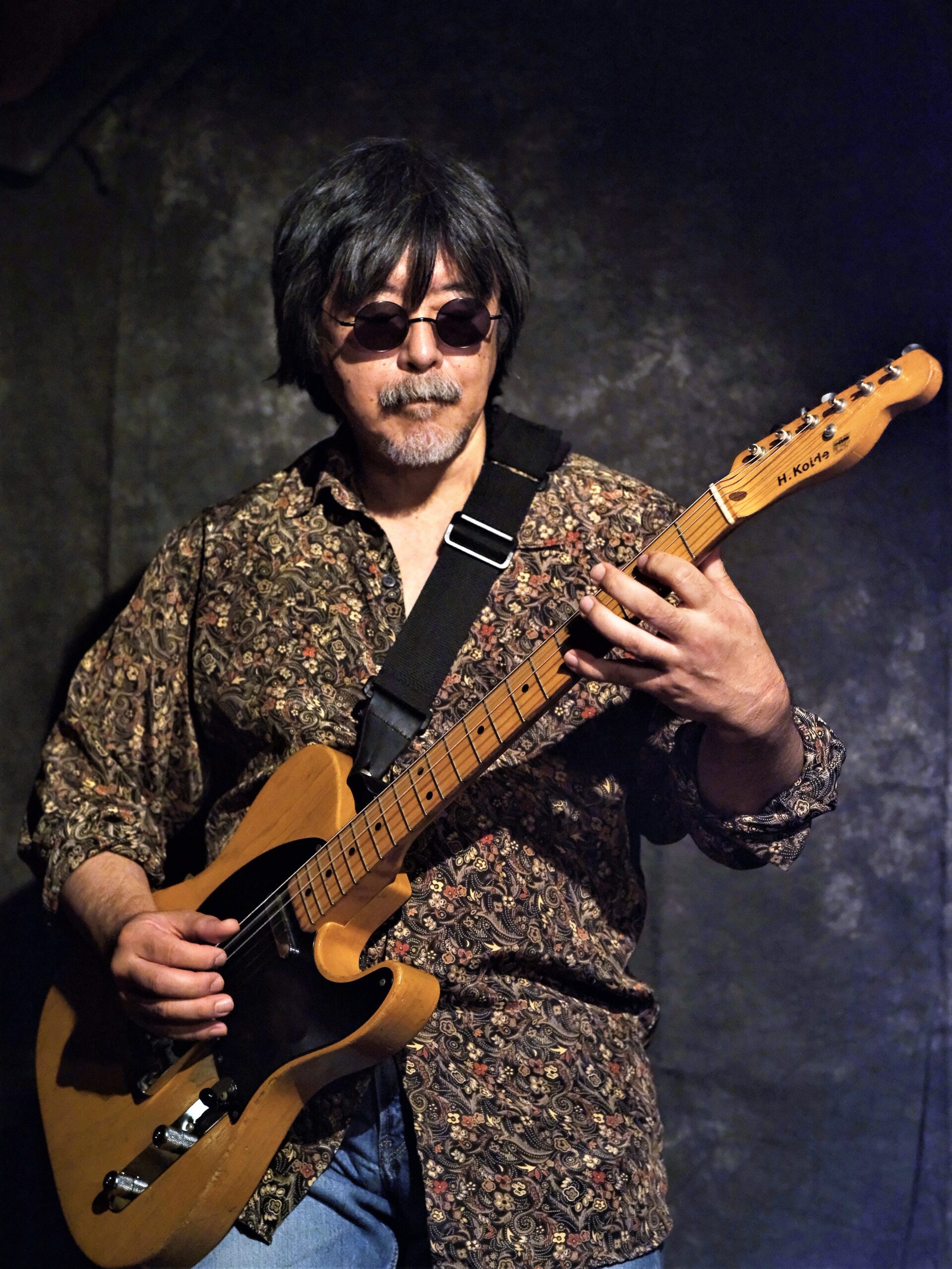 2024年1月に急逝したギタリスト／ヴォーカリスト／音楽ライター、小出 